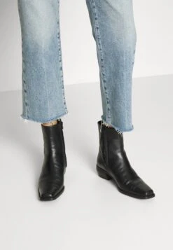 7 For All Mankind Logan Stovepipe Ode ToJeans A SigarettaLight Blue Donna Jeans 7F121N0YO-K11 15 7 For All Mankind Logan Stovepipe Ode ToJeans A SigarettaLight Blue Donna Jeans 7F121N0YO-K11 -Vendite 7 For All Mankind 1b6d72a213374479bf8ca1cc7ad86d07