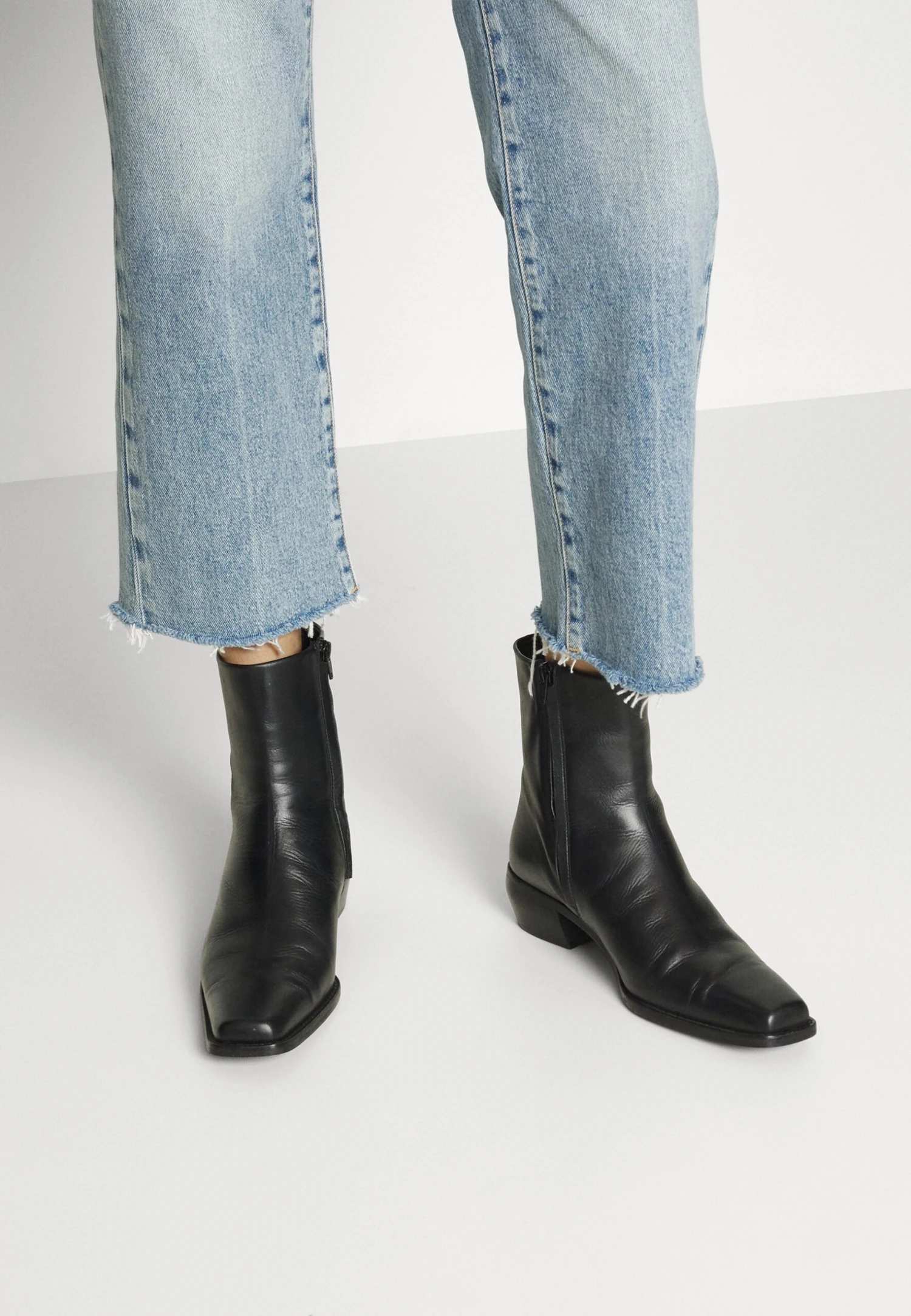 7 For All Mankind Logan Stovepipe Ode ToJeans A SigarettaLight Blue Donna Jeans 7F121N0YO-K11 8 7 For All Mankind Logan Stovepipe Ode ToJeans A SigarettaLight Blue Donna Jeans 7F121N0YO-K11 - immagine 6