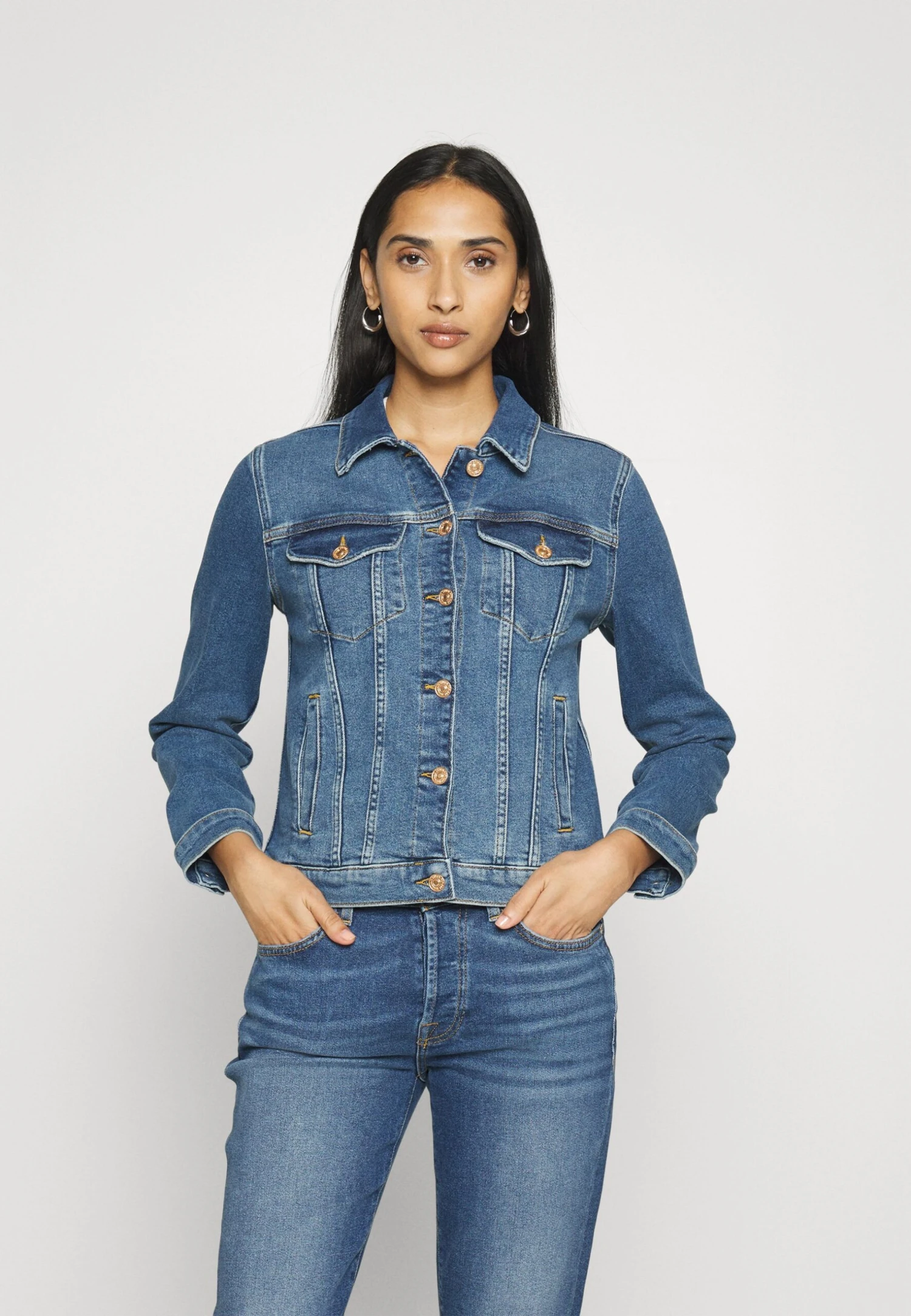 7 For All Mankind Modern Trucker Giacca Di JeansDark Blue Donna Giacche E Blazer 7F121G02L-K11 3 7 For All Mankind Modern Trucker Giacca Di JeansDark Blue Donna Giacche E Blazer 7F121G02L-K11