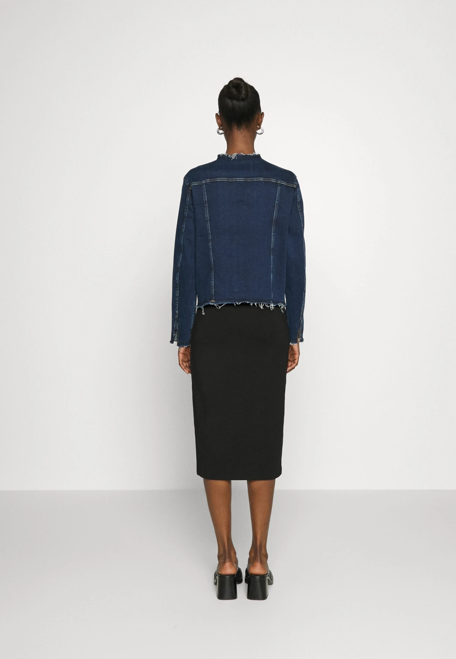 7 For All Mankind Koko Jacket SliillopuGiacca Di JeansDark Blue Donna Giacche E Blazer 7F121G02K-K11 5 7 For All Mankind Koko Jacket SliillopuGiacca Di JeansDark Blue Donna Giacche E Blazer 7F121G02K-K11 - immagine 3