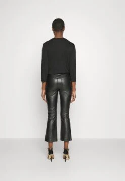 7 For All Mankind PantaloniBlack Donna Pantaloni 7F121N101-Q11 9 7 For All Mankind PantaloniBlack Donna Pantaloni 7F121N101-Q11 -Vendite 7 For All Mankind 535412bf052f4bf48e97630ac23c26b9