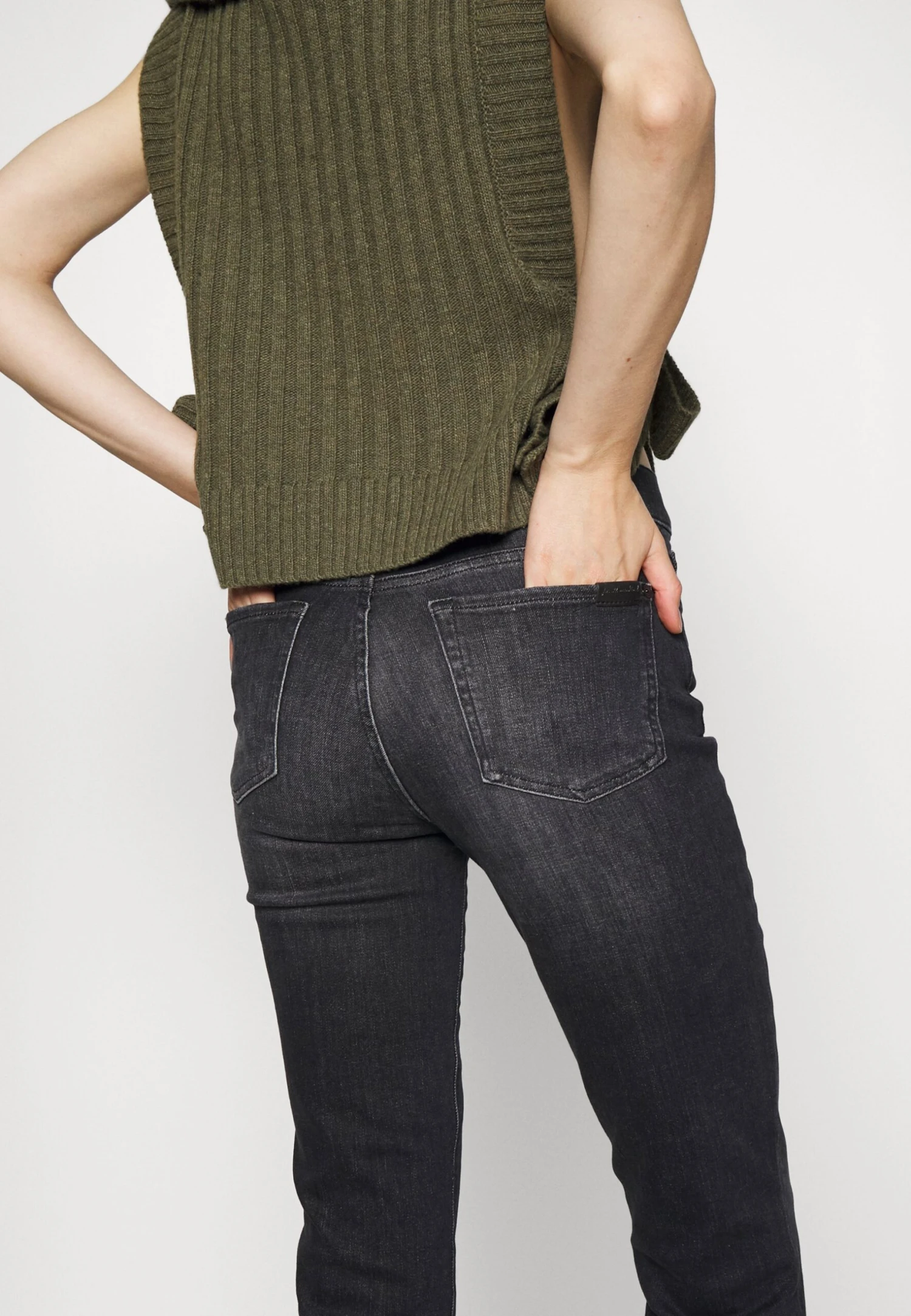 7 For All Mankind Crop Illusion Savage Let Down Jeans A SigarettaBlack Donna Jeans 7F121N0S1-Q11 9 7 For All Mankind Crop Illusion Savage Let Down Jeans A SigarettaBlack Donna Jeans 7F121N0S1-Q11 - immagine 7