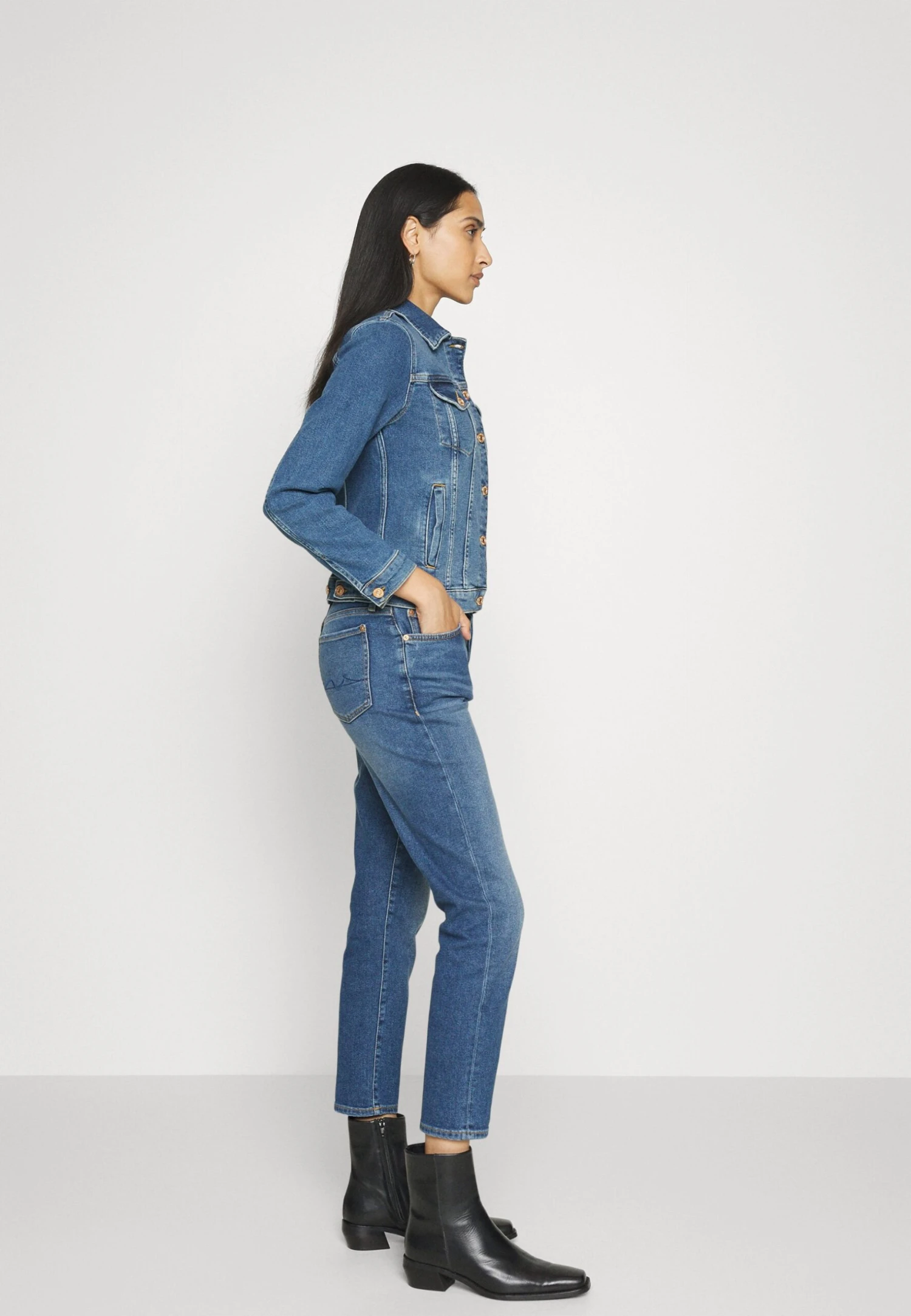 7 For All Mankind Modern Trucker Giacca Di JeansDark Blue Donna Giacche E Blazer 7F121G02L-K11 8 7 For All Mankind Modern Trucker Giacca Di JeansDark Blue Donna Giacche E Blazer 7F121G02L-K11 - immagine 6