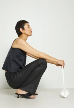 7 For All Mankind Coated IllusionJeans BootcutBlack Donna Jeans 7F121N10H-Q11 -Vendite 7 For All Mankind 7eb86aa9b31d44ad85def50733a8a6f4