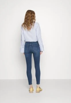 7 For All Mankind Aubrey SliillluxromJeans Skinny FitMid Blue Donna Jeans 7F121N10C-K11 9 7 For All Mankind Aubrey SliillluxromJeans Skinny FitMid Blue Donna Jeans 7F121N10C-K11 -Vendite 7 For All Mankind e90a518ecf284d859fc8675a116f73fe